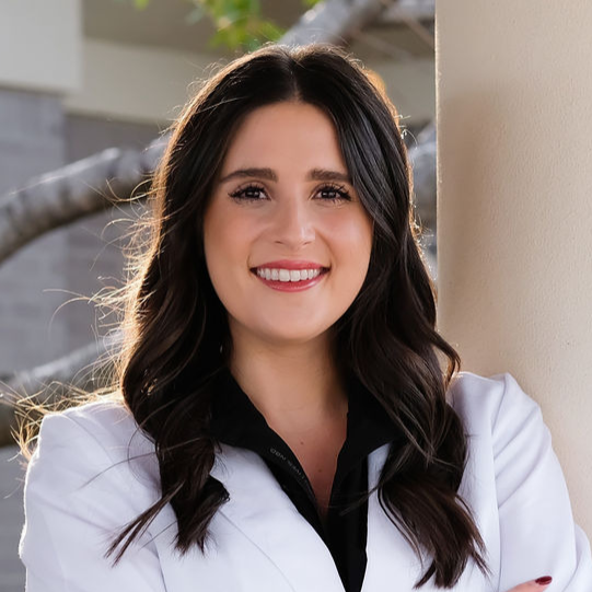 Linzy Elliott square closeup